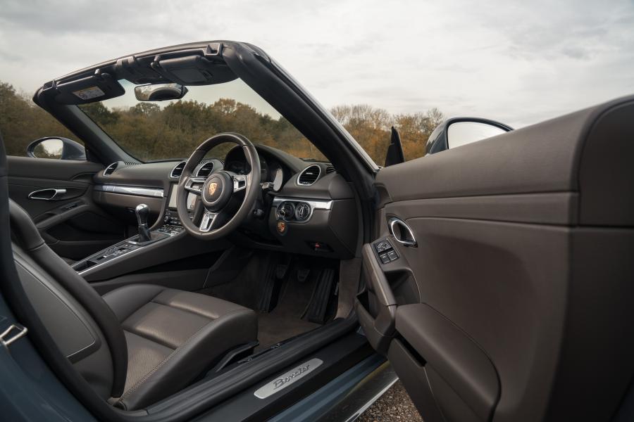 Интерьер Porsche 718 Boxster 2016 года  (UK) (фото 16 из 30)